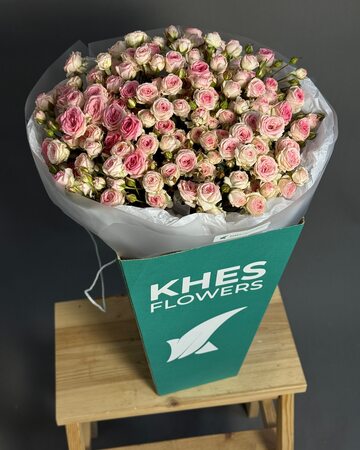 Букет 25 нежных кустовых роз (50 см)