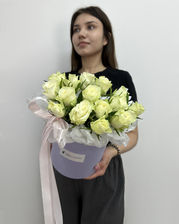 Белые розы в коробке S